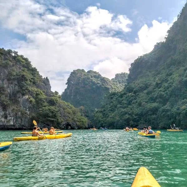 kayaking-in-lan-ha-bay-1