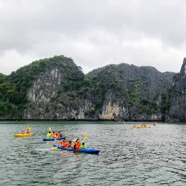 lan-ha-bay-tour-kayaking